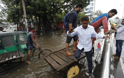 আড়াই ঘণ্টার বৃষ্টিতে ঢাকায় কোথাও হাঁটুপানি, কোথাও কোমরপানি